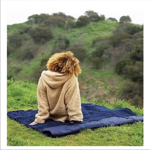 UGG® Wanderlust Travel Blanket - Picture 5 of 5